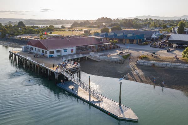 Māpua Wharf is a lively waterfront hub where you’ll find boutique shops, fresh local flavours, and epic coastal views.