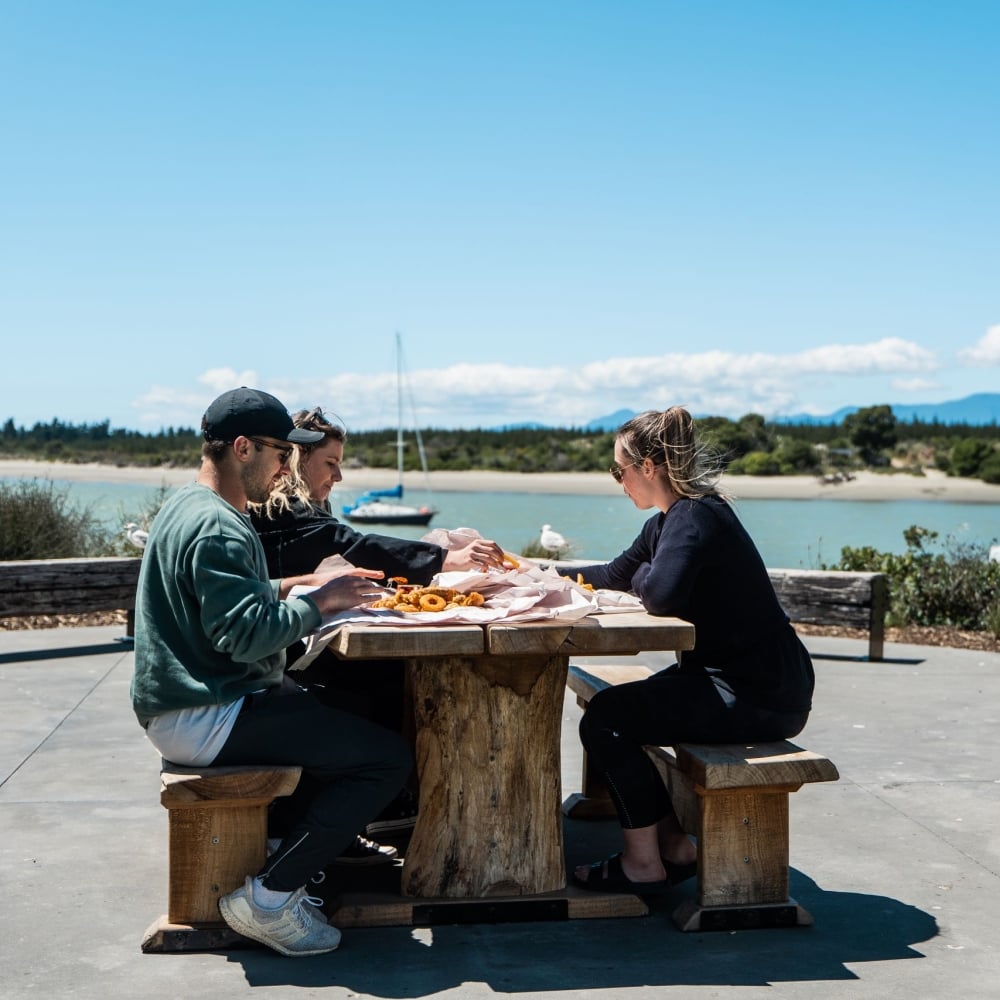 Mates, fish and chips – it doesn’t get more classic than that for a laid-back afternoon in Māpua.