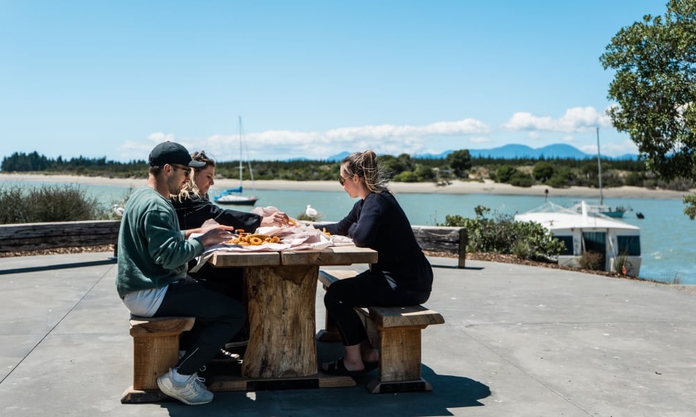 Mates, fish and chips – it doesn’t get more classic than that for a laid-back afternoon in Māpua.