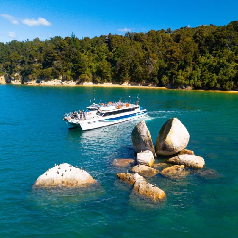 Abel Tasman Sea Shuttle at Toka Ngāwha (Split Apple Rock).