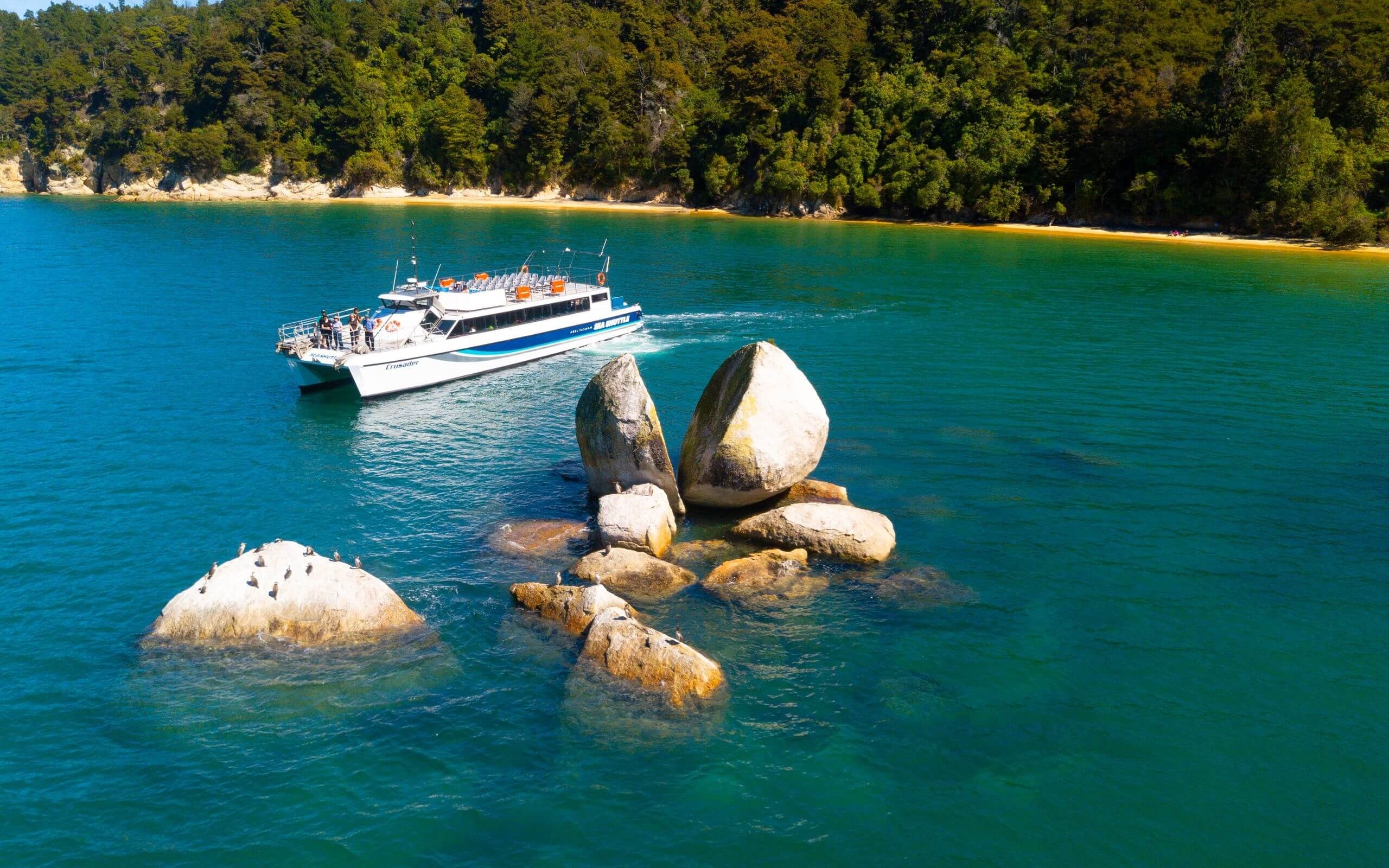 Abel Tasman Sea Shuttle at Toka Ngāwha (Split Apple Rock).