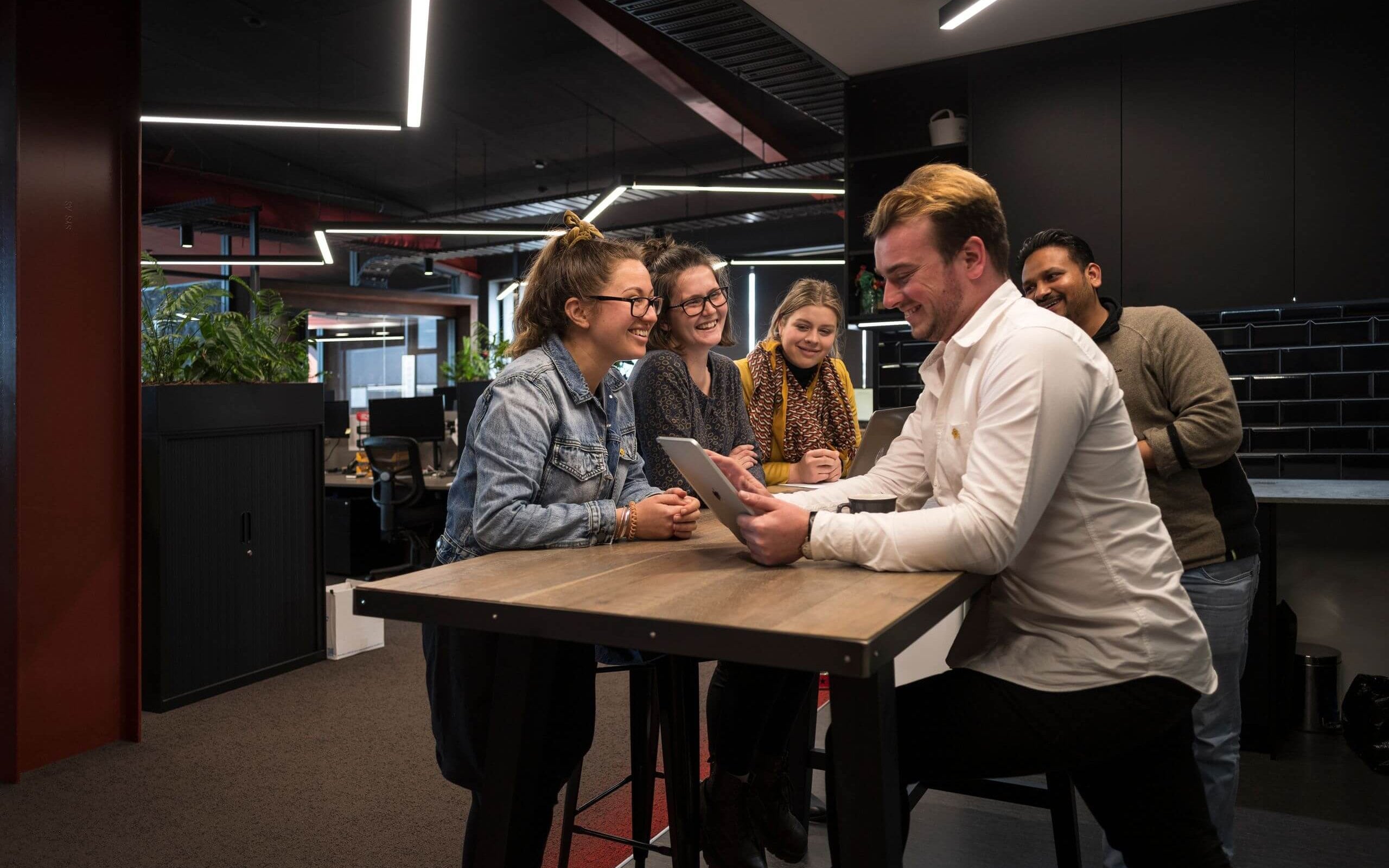 191580 colleagues at work web 2560px