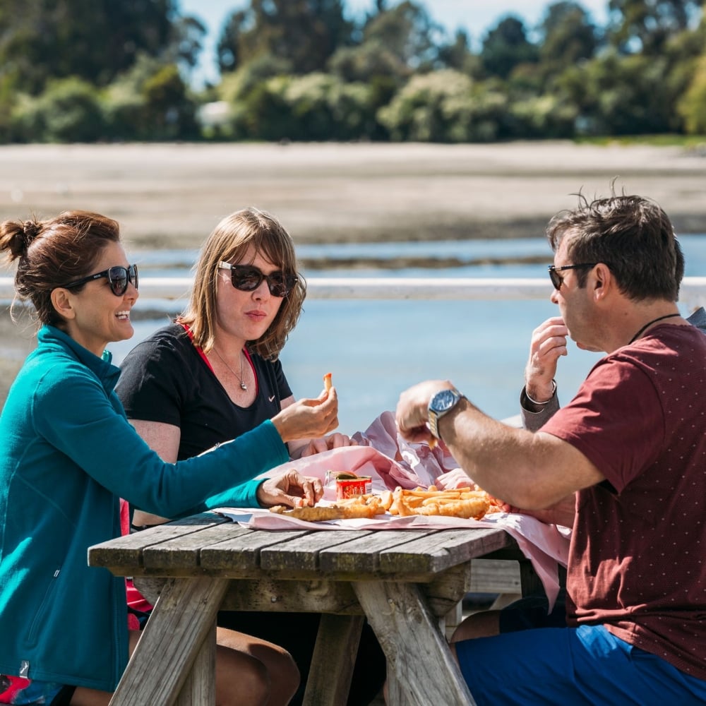 Mates, fish and chips – it doesn’t get more classic than that for a laid-back afternoon in Māpua.