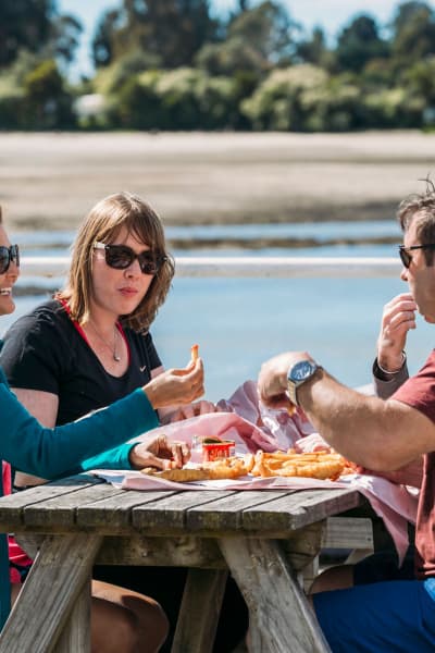 Mates, fish and chips – it doesn’t get more classic than that for a laid-back afternoon in Māpua.