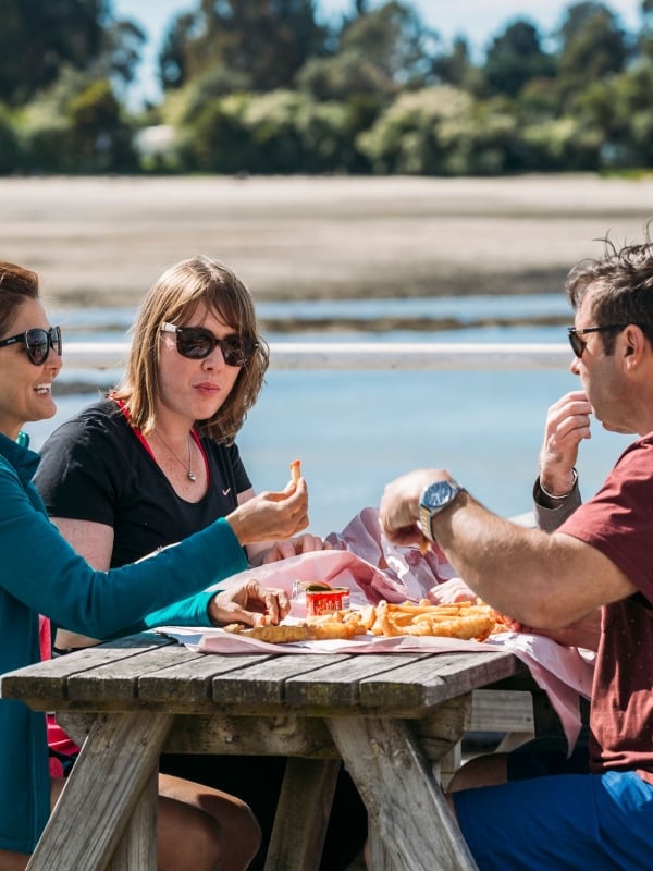 Mates, fish and chips – it doesn’t get more classic than that for a laid-back afternoon in Māpua.