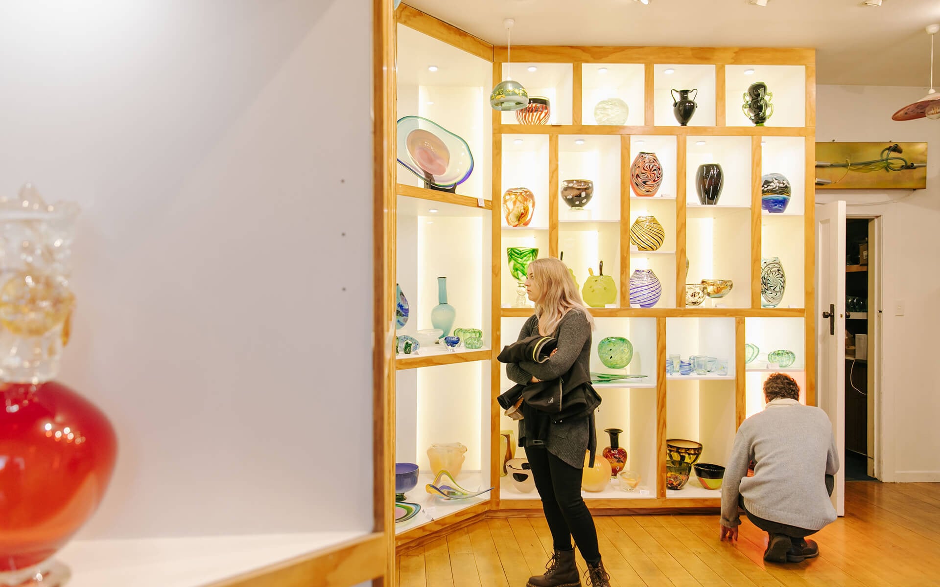 Flamedaisy showcases the exquisite hand-blown glass and vibrant neon art of Anthony Genet.