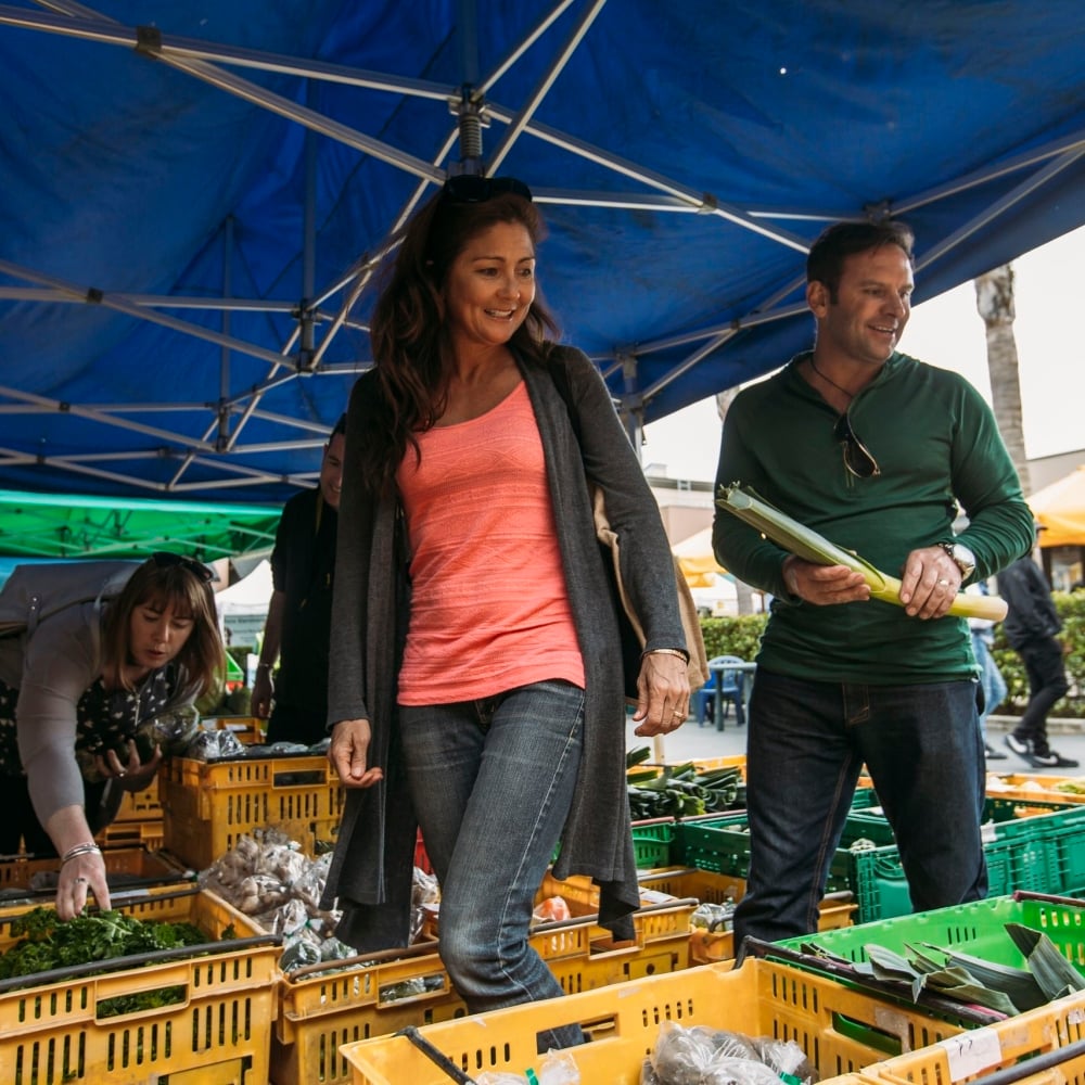 191222 group browsing produce at nelson wednesday farmers market web 2560px