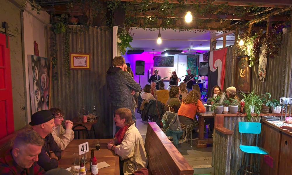 The Dog's Bone, Nelson