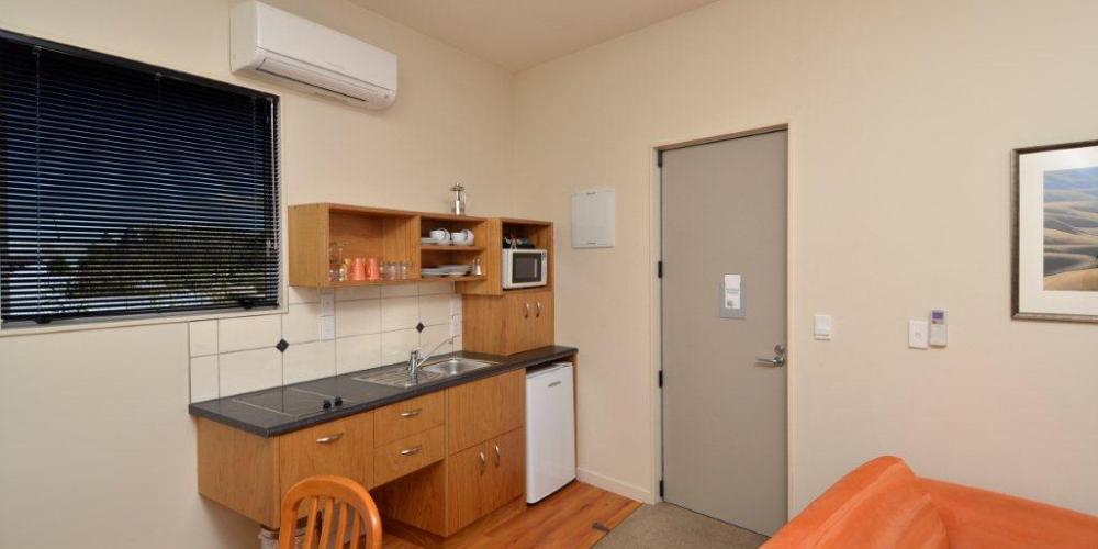 Kitchen facilities in executive unit Parkside Motel