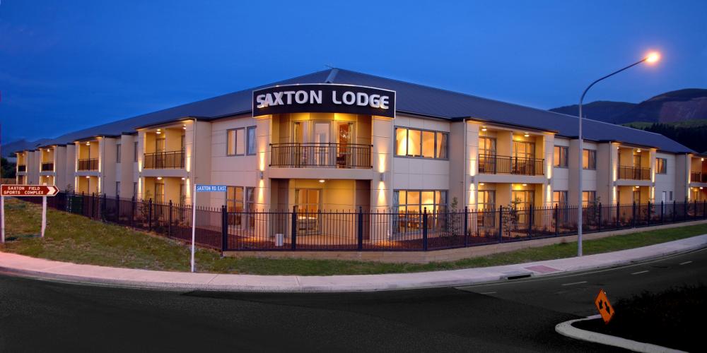 Saxton Lodge Image Exterior Lit at Night Saxton Lodge