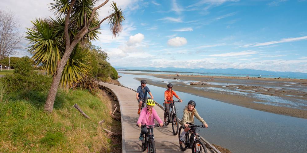 Tahunanui Great Taste Trail with Gentle Cycling Tāhunanui Beach