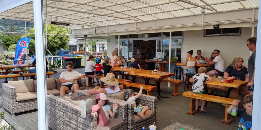 The Deck Cafe 2022 Tāhuna Beach Kiwi Holiday Park & Motel